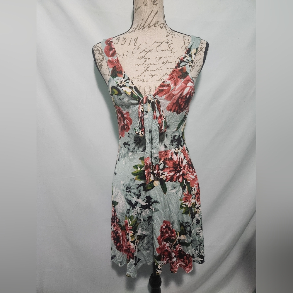 Alga Light Green Floral Tie Knot Front Soft Flirty Dress. Size Medium. Stretchy